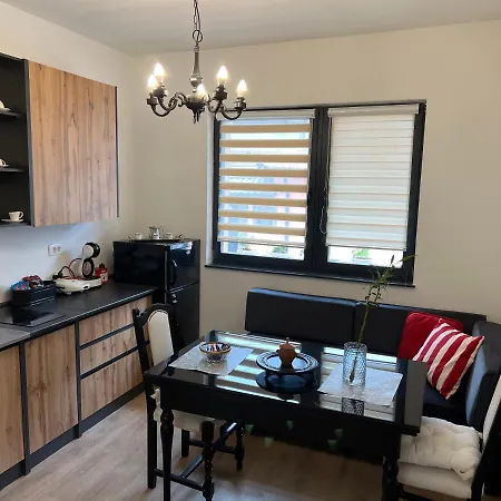 Golden In The Town Center With A Free Garage Apartment